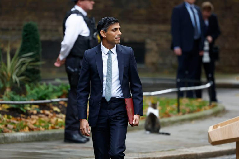 A huge row breaks out between Rishi Sunak's parents after his mother calls the prime minister 'handsome'